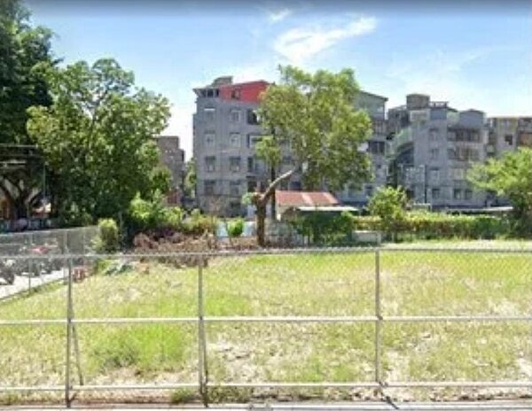 北市府位於新北市板橋區的兩處土地,面積大且價值高,議員指現況都閒置中。圖/北市議員耿葳提供。