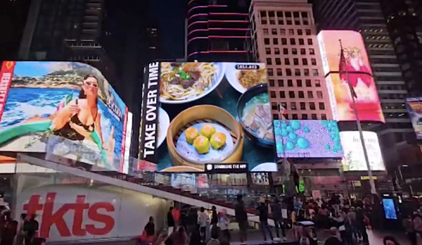 台灣桃園國際機場是台灣文化的展示櫥窗，首次在國外大型戶外媒體快閃行銷，力邀外國旅客來台觀光。桃園機場公司提供