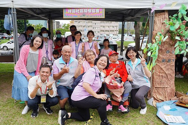 秘書長張治祥及緣園社區關懷協會合影。圖/文化局提供