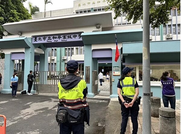 轄區警方增派員警至校園周邊執行安全維護勤務,加強警戒。記者廖炳棋/翻攝