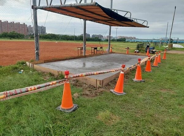 浮洲球場休息區地坪正辦理改善，但球員反映高低落差大，恐讓人慘摔。圖／ 新北高灘處提供
