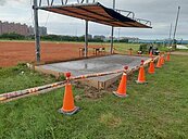 浮洲球場高低落差大　球員恐摔傷