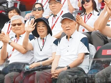 停辦3年，台積電運動會14日在新竹縣體育場恢復舉辦，創辦人張忠謀（右一）偕同妻子張淑芬（右二）參加，左為台積電總裁魏哲家。（陳育賢攝）