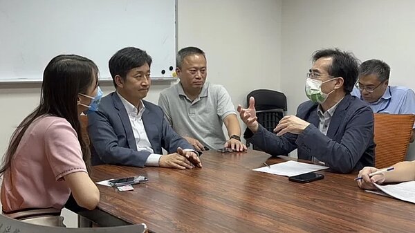 立委蔡適應(左二)向水利署詢問明年第二期的補助方案,爭取改善老舊高地社區供水,解決基隆市高地社區供水。圖/蔡適應提供
