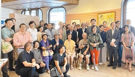 中央書局重返3周年慶,代表人張杏如(前排右三)、董事長詹宏志(二排右二)、美學大師蔣勳(二排右四)等,以《文青時代》特展為書局祝賀。(李怡芸攝)