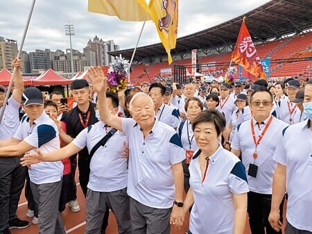 為護國神山量身打造!台電與台積電正合作國內首個單一大廠「綠電彈性分配」監理沙盒實驗。圖為台積電運動會14日在新竹縣體育場恢復舉辦,創辦人張忠謀(右二)在退休後首次「回娘家」參加台積電運動會,他抵達會場後,先偕同妻子張淑芬(右一)繞場一周。(陳育賢攝)