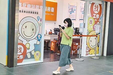 學者擔憂景氣若未好轉,預估年底或明年過完年後,就可能會有大量解僱。(本報資料照片)