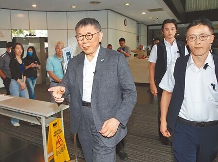 
民眾黨總統參選人柯文哲15日表示，台電稱明年要關掉協和電廠至2027年再重新營運，質疑台電說沒蓋四接就缺電是謊言。圖為柯文哲（左）15日出席「2023阿北全新創作讀者見面會台北場」。（陳怡誠攝）
