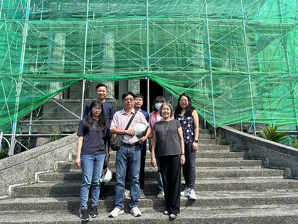 屏東市萬年溪畔鼎昌號李宅，近年來在文化部私有老建築保存再生計畫，李氏家族展開修復活化，修復團隊與李氏家族。記者劉星君／攝影 