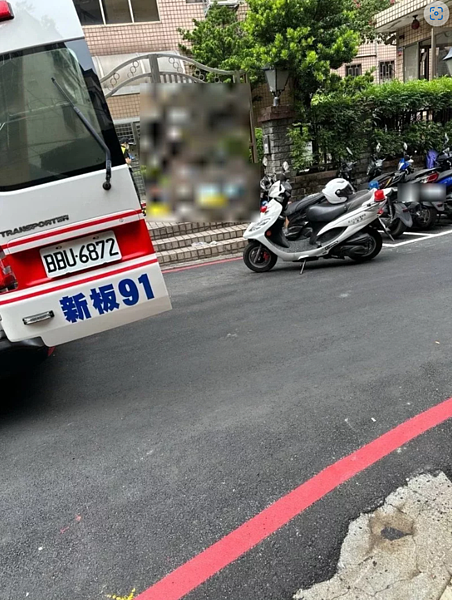 救護人員到場將男子抬上擔架準備送醫。記者黃子騰/翻攝