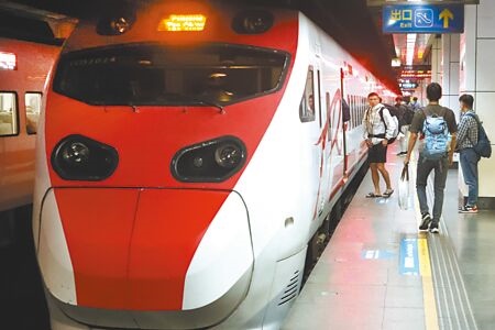 
台鐵15日宣布，將逐步把東部幹線的普悠瑪（見圖）、太魯閣號列車換成運能較大的EMU3000型。（鄭任南攝）
