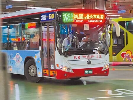 基北北桃和桃竹竹苗通勤票上路以來,各有逾175萬和1.2萬人次設定,不但讓桃園機捷運量倍增、提前2年轉虧為盈,桃市區客運搭乘人次也成長13%。圖為桃園市區客運。(蔡依珍攝)