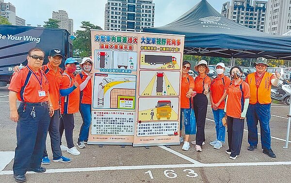 台中市警局交通大隊與台中區監理所合作宣導交通安全,提醒騎士注意大型車輛視線死角及內輪差車禍。(中市交大提供/陳淑芬台中傳真)