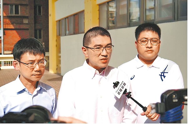 基隆市深美國小疑似出現食物中毒事件,基隆市長謝國樑(中)15日表示,今天起他會親自抽查食材、每周開營養午餐會報,確保學童食品安全,明年第1季起營養午餐也將再加碼補助10元提升品質。(基隆市政府提供/徐佑昇基隆傳真)