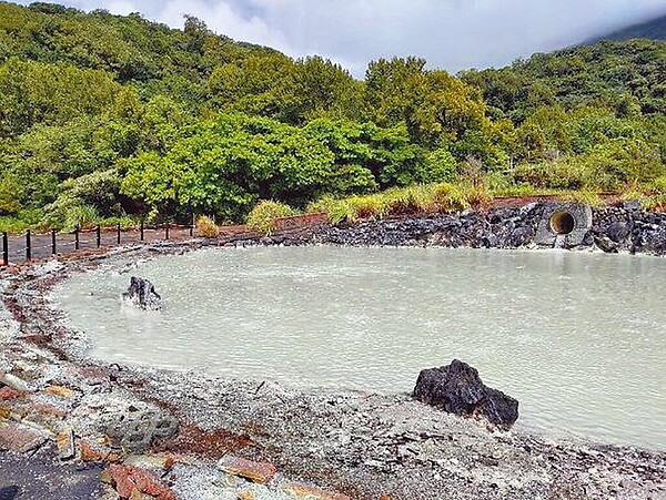 北市陽明前山溫泉公共浴室因水源不足導致水溫不夠，一度暫停開放，直到小犬颱風過境帶來雨量，於10月7日重新開放。圖為中山樓溫泉區源頭。（台北市公園處提供／黃敬文台北傳真）