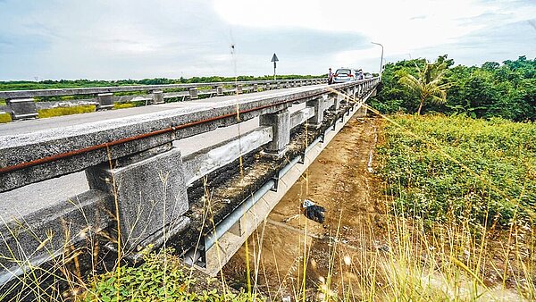 嘉義縣六腳鄉灣內大橋橋齡39年，因使用已久，護欄混凝土剝落、外露鋼筋生鏽、橋墩基礎裸露等情況浮現，加上通洪斷面不足，地方爭取改建多年，近日終於露出曙光。（蔡易餘辦公室提供／呂妍庭嘉義傳真）