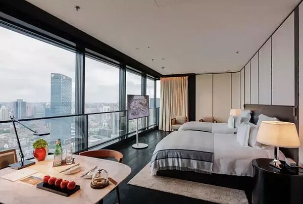 上海寶格麗酒店傳出即將出售,顯示境外旅客大減已影響大陸奢華飯店的營運。圖/取自上海第一財經