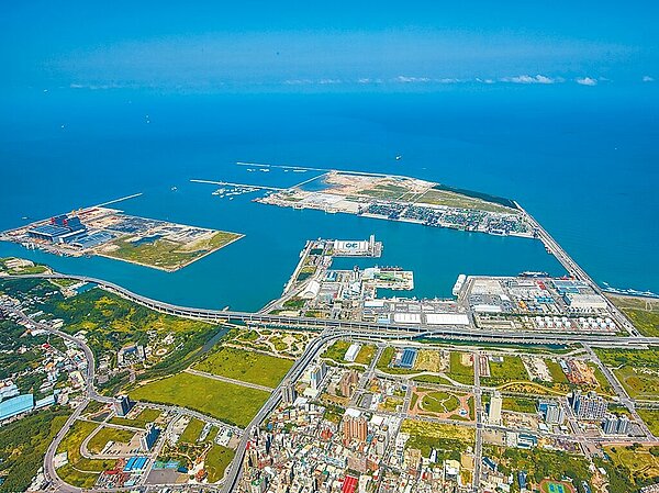 台北港倉儲區持續填海造陸中,有望提早8年達標。然而,過去幾年,因為台北港填海的土方利益,衍生多起治安事件,甚至有角頭因此喪命。圖為去年空拍圖。(台灣港務公司提供)