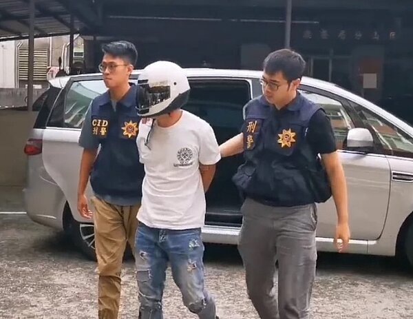 高雄梓官區青龍宮15日驚傳槍擊三人受傷；警方查出疑是詐團「黑吃黑」內訌，拘提吳姓主嫌。圖／記者張議晨翻攝
