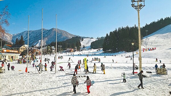 踏出湯澤公園飯店就是其直營的滑雪場。（摘自官方臉書）