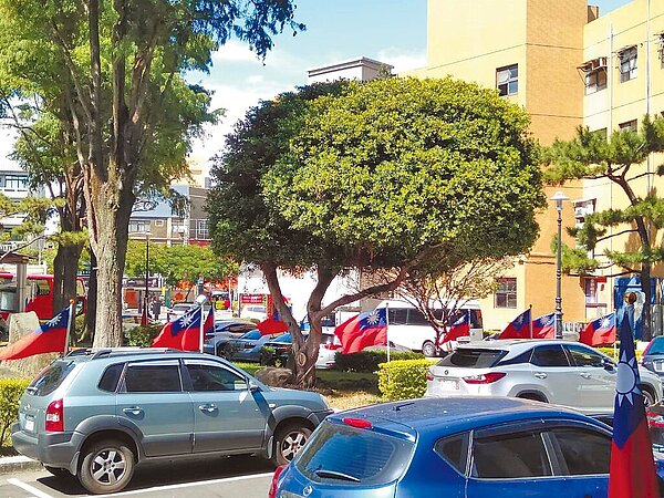 桃園市蘆竹區公所目前地下室及平面停車位僅約50個,已無法因應龐大洽公人潮,多位市議員呼籲市府在新行政園區規畫時,要先估算周遭的停車需求,再研擬要設置多少停車位。(蘆竹區公所提供/陳夢茹桃園傳真)