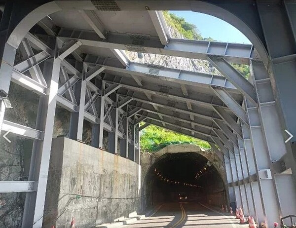 台9線159.3公里大清水明隧道今年初被邊坡大量崩塌土石壓毀,經公路局9個月重建,如今工程進度超過9成,整體工程有望10月底完工。圖/公路局東區養護工程分局提供