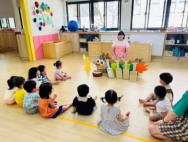 小寶寶在托嬰中心學到良好的生活常規,省去爸媽不少麻煩。圖/縣府提供
