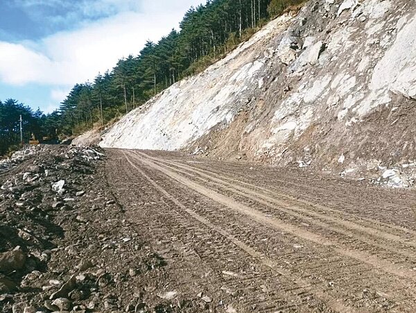 台20線南橫公路舊雪峰橋路段地基流失，導致南橫交通中斷，公路局原預計本月30日通車，全力趕工中。圖／關山工務段提供

