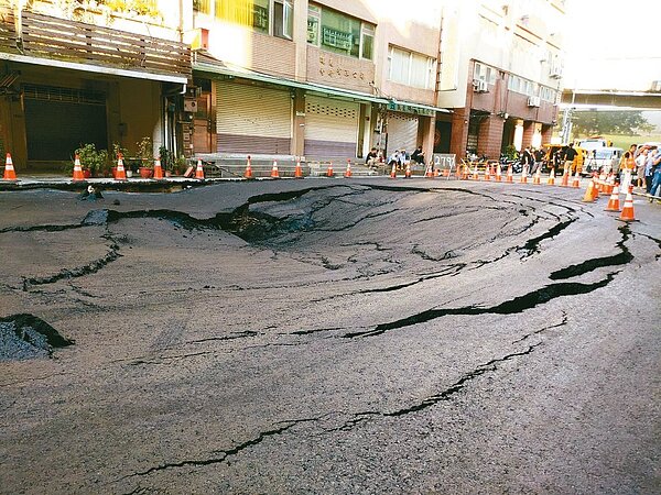 台北市南京西路、貴德街口今年7月路面出現塌陷。圖/聯合報資料照片