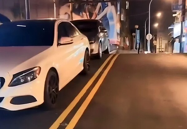 整排共4輛小客車未依規定進入感應閘門停車。圖/記者周嘉茹翻攝