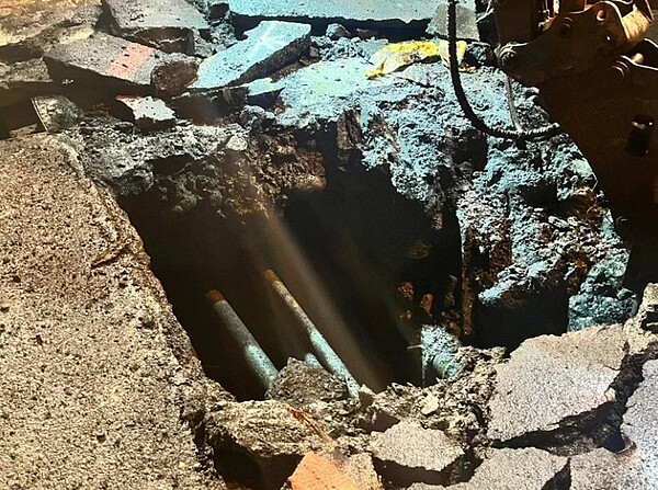 新竹縣光明六路與縣政七街15日傍晚5時許又發生瓦斯外洩、水管破裂,開挖後才發現底下地基竟又被掏空。圖/蔡蕥鍹提供