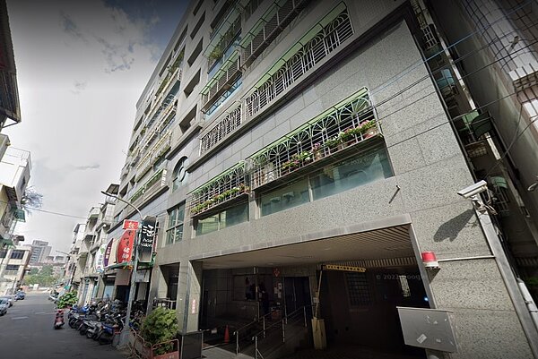 高雄鳳山一處社區管委會張貼緊急公告,卻有民眾翻拍認為有恐嚇威脅之嫌,引發討論。圖/截自Google Map