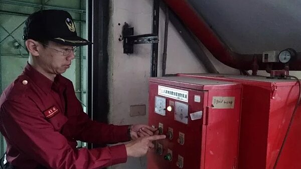 桃園不少社區反映,市府建管處「建築物公安檢查申報」和消防局「消防安檢申報」檢查項目多處雷同,卻要重複檢查,抱怨宛如被剝好幾層皮。圖/桃園市消防局第四大隊提供