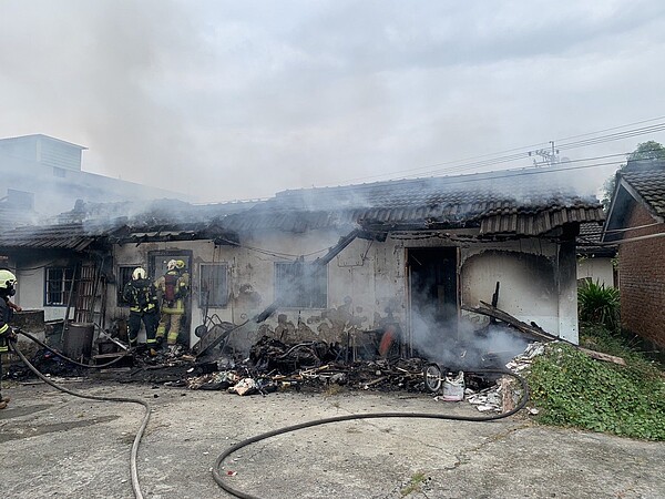 嘉義民雄發生火警,被獨留在家中的小姊弟傷重不治,命喪火窟。圖/翻攝畫面