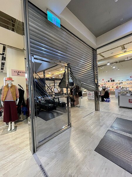 「禮客OUTLET-內湖二館」 防火捲門損壞無法正常下降。圖/台北市建管處提供