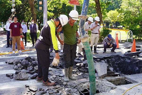 竹北建案旁維生管搶修。圖/新竹縣工務處提供