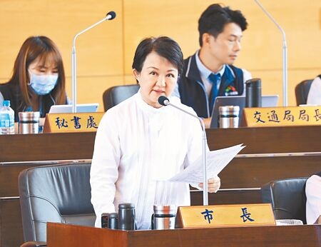 
台中市長盧秀燕16日在市議會備詢時驚爆「有人卡中捷藍線多年」。（林欣儀攝）
