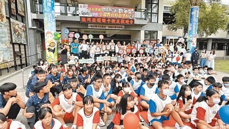 
台南市後壁區後壁國中是孕育軟式網球國手的搖籃，5名代表中華隊參加今年杭州亞運的國手，16日受邀返回母校接受表揚，受到學弟妹熱烈歡迎。（張毓翎攝）
