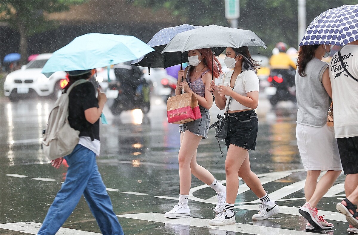 東北季風周五起增強， 北部、東部下雨降溫。聯合報系資料照