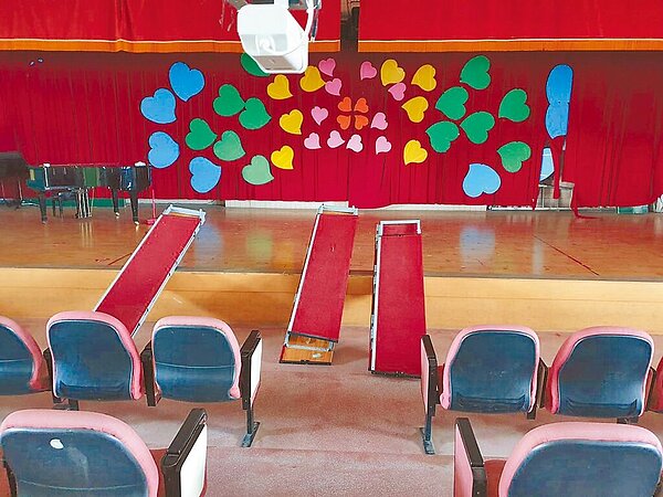 台北市東湖國小合唱團16日練唱時發生意外,舞台上的站梯倒塌,導致10名女學童從2公尺高度摔下擦挫傷送醫,所幸均無大礙。(民眾提供/胡欣男台北傳真)