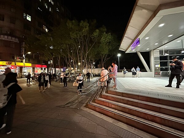 機捷受火災影響一度停駛，乘客被疏散到車站外。圖／新北市消防局提供