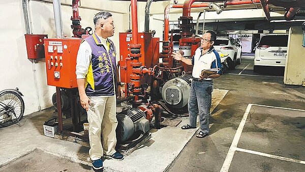 桃園市議員黃敬平(左)接獲社區抱怨,指公安申報項目和消防局消防安檢有多處雷同,痛批花大錢重複檢查宛如被剝兩層皮。(黃敬平提供/蔡依珍桃園傳真)