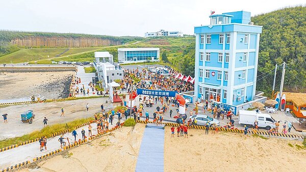 為行駛澎湖縣西嶼和馬公藍色公路而整建的西嶼大菓葉漁港，自2018年完工後，並沒船停靠，只有作為泳渡澎湖灣的活動起點。（澎湖縣政府提供／許逸民澎湖傳真）