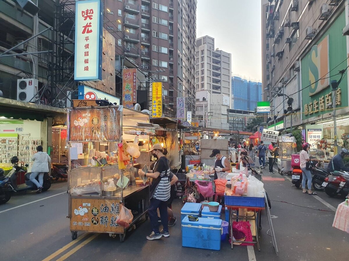 記者今下午5時實地走訪板橋湳雅夜市，不少攤販還沒開門，或仍在準備中。記者李成蔭／攝影 