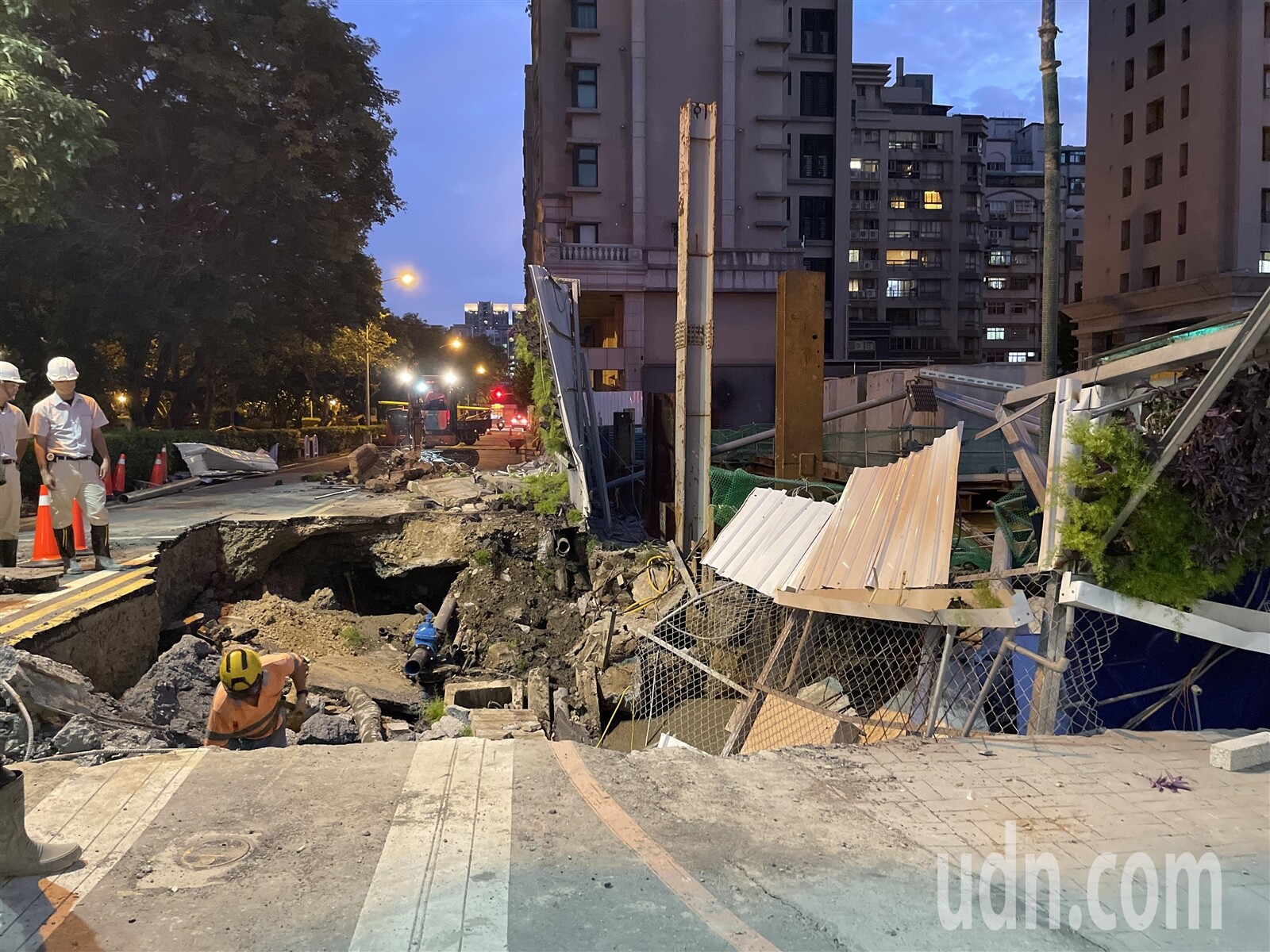 新竹縣竹北市一處新建案，因出現天坑搶險中，但卻在灌漿時路面再次塌陷。記者黃羿馨／攝影 