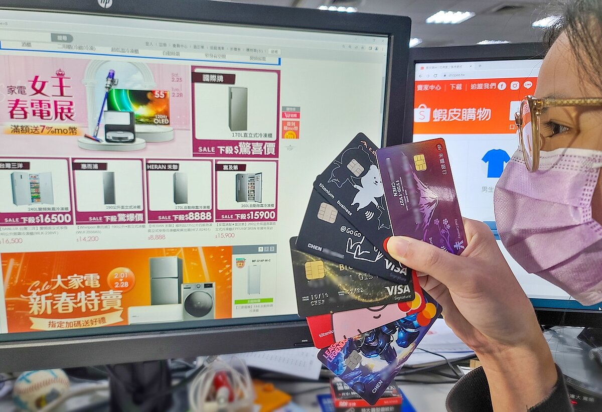 暑假旅遊潮、與消費購物兩大動力，推升9月國人刷卡額3,199億元。圖為網購示意圖。圖／聯合報系資料照片 