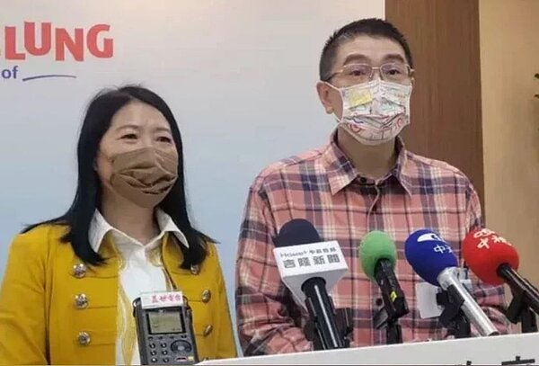 基隆市日前發生小學營養午餐疑食物中毒事件後,基隆市長謝國樑(右)調整人事,教育處長劉美蘭(左)改任市府參議。圖/聯合報資料照片
