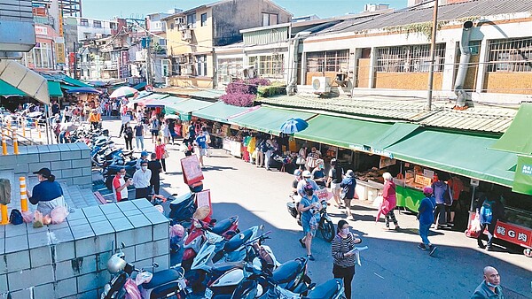 台北市議員王欣儀爆料,流動攤販使用市有地,北市府並未收取租金,但仍有「神祕勢力」在收租。示意圖非當事攤集場。聯合報系資料照片