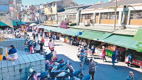 台北市議員王欣儀爆料，流動攤販使用市有地，北市府並未收取租金，但仍有「神祕勢力」在收租。示意圖非當事攤集場。聯合報系資料照片