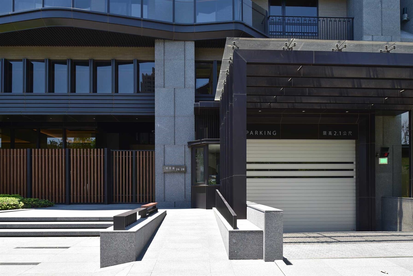 大樓進出動線涉及住戶安全問題，可觀察大樓交通動線是否友善便利，設計規劃時亦需留設足夠的緩衝空間及提醒設施，加入智慧化管理及充足照明設備也是不錯的選擇。（圖《好宅聖經》）
